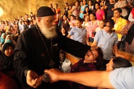 Una mujer sometida a un exorcismo en una iglesia egipcia. | F.C VEA MÁS FOTOS