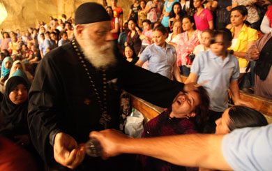 Una mujer se somete a un exorcismo en una iglesia egipcia. | F. C. LBUM