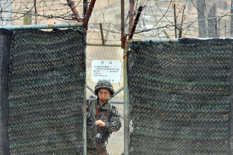 Un soldado surcoreano, en la zona desmilitarizada entre las dos Coreas. | Afp