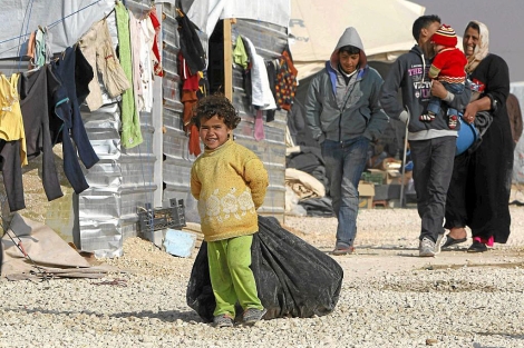 Un nio sirio en un campo de refugiados en la ciudad jordana de Mafraq. | Reuters