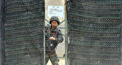 Un soldado surcoreano en la zona desmilitarizada. | Afp