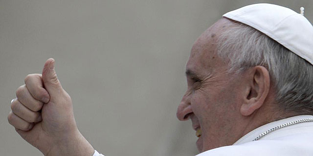 El Papa Francisco saluda a sus fieles en la Plaza de San Pedro. | Afp