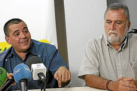 Los dirigentes de IU Carlos Vzquez y Antonio Rodrigo Torrijos. | E. Lobato