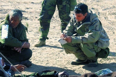 Julio A. Parrado entrevista a un preso iraqu, durante la guerra de Irak. | E. M.