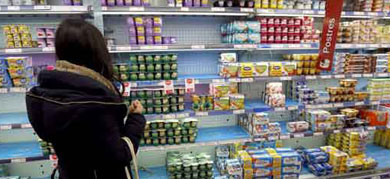 Una consumidora en la seccin de yogures de un supermercado.| Efe