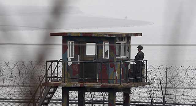 Soldados de Corea del Sur vigilan en un puesto la frontera con Corea del Norte. | Efe