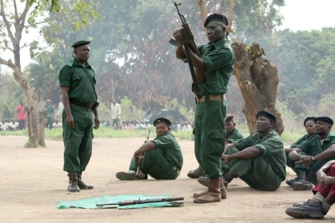 Soldados del movimiento Renamo en las montañas de Gorongosa en 2012. | Afp