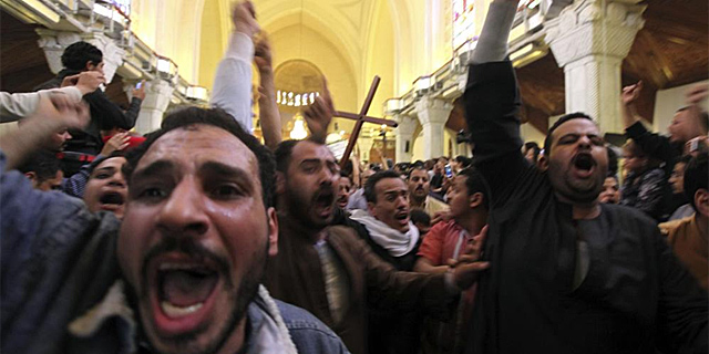 Protestas de los cristianos coptos tras el funeral. | Foto: Reuters