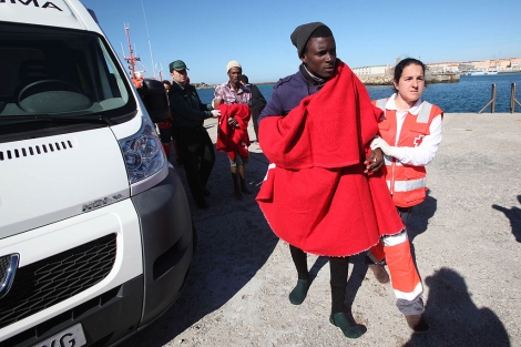 Uno de los inmigrantes es atendido por un miembro de Cruz Roja. | Fco. Ledesma