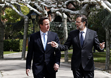 Cameron y Rajoy pasean por los jardines de Moncloa. | Javier Barbancho