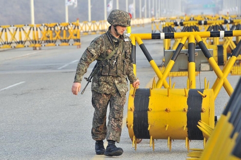 Un soldado surcoreano bloquea la carretera que conduce a Kaesong. | Afp