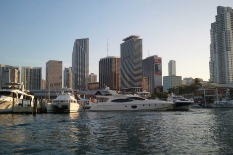 Rascacielos y puerto de recreo en Miami. | Efe
