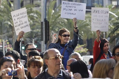 Vecinos de Albatera protestan por el vertedero. | R. PREZ