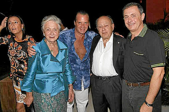 Jordi Pujol Ferrusola, a la derecha, junto a su padre, uno de sus socios y su madre, en un hotel en Acapulco.