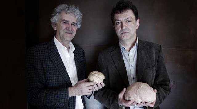 Arsuaga (i) con una copia de un cerebro de 'australopithecus'. Martn-Loeches con el de un 'sapiens'.| Alberto Cuellar