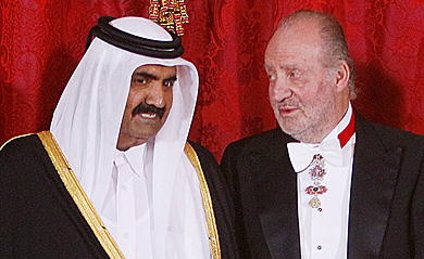 El Rey, con el el jeque Hamad bin Jalifa al Thani, en abril de 2011. | A. R. Roldn.