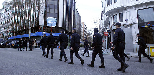 Policas en la sede nacional del PP. | Javier Barbancho