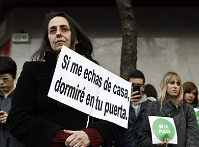 Una manifestante ante la sede nacional del PP. | Alberto Di Lolli