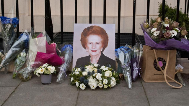 Flores y recordatorios en la casa de Thatcher en Londres. | Afp