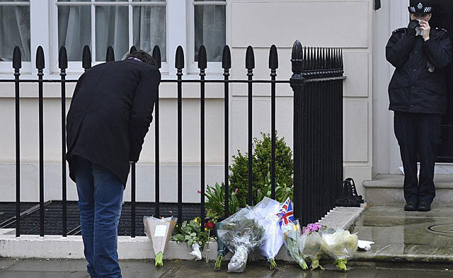 Un hombre observa los ramos de flores ante el hogar de Thatcher en Londres. | Reuters