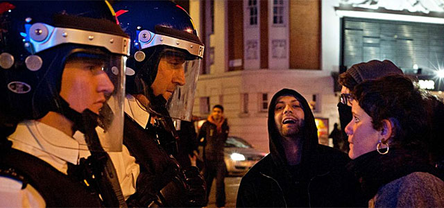 Varios manifestantes se enfrentan verbalmente a policas en Brixton.| Afp