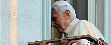 Benedicto XVI tras despedirse en Castel Gandolfo.