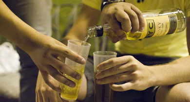 Jvenes haciendo botelln en Madrid. | Gonzalo Arroyo