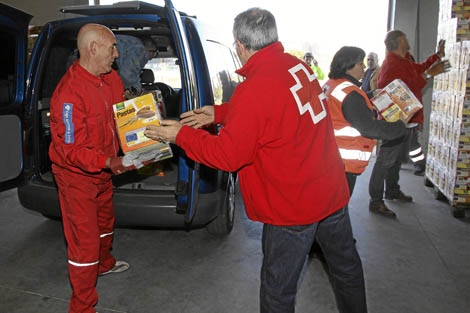 Voluntarios de Cruz Roja almacenando alimentos