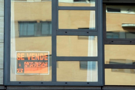 Cartel de 'Se vende' adherido a una ventana de un piso de Madrid. | Diego Sinova