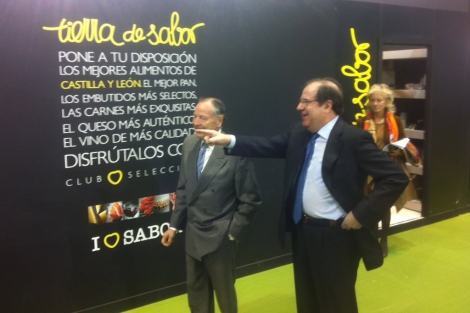 Herrera visita el expositor de 'Tierra de Sabor' en el Saln del Gourmet. | F. L.