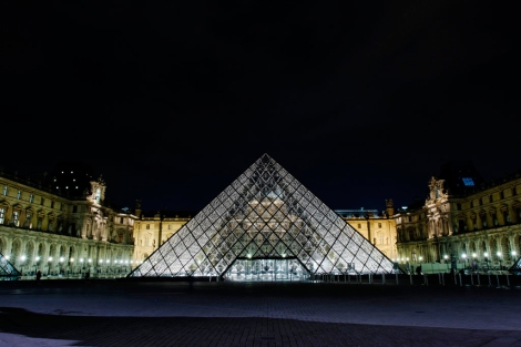 El Louvre de noche.| Afp