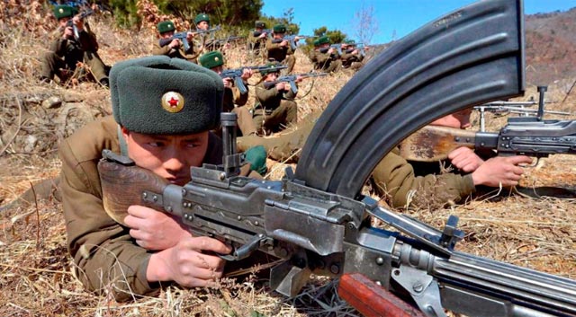 Soldados norcoreanos hacen pruebas de tiro. | Afp