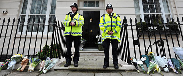 Dos agentes, ante las puertas de la casa donde residi Margaret Thatcher en Londres. | Afp