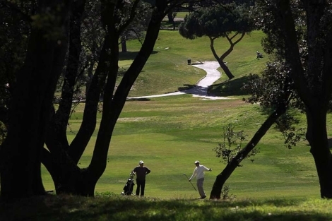 Dos personas juegan al golf en las instalaciones del Club de Campo. | E.M.