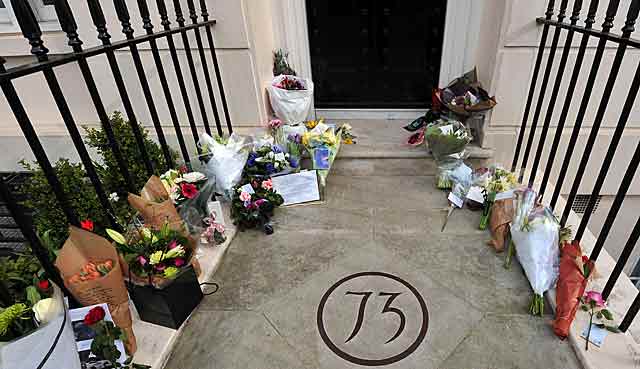 Ramos de flores a las puertas de la casa de Margaret Thatcher. | Afp