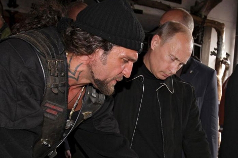 Putin (dcha.), junto a Zaldostanov, lder de los Lobos Nocturnos. | Efe