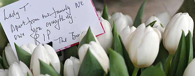 Una nota de condolencia en un ramo de flores ante la casa de la fallecida Margaret Thatcher. | Afp