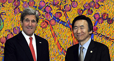 John Kerry (izda.), junto al ministro de Exteriores surcoreano en Sel. | Efe