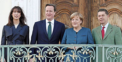 Cameron y Merkel, con sus respectivas parejas, en Berln.| Efe