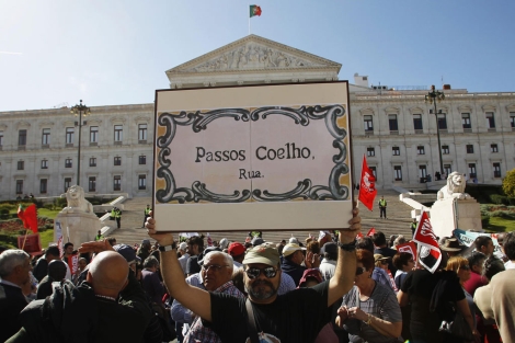"Passo Coelho, a la calle" reza este cartel en el Parlamento portugués.| Reuters