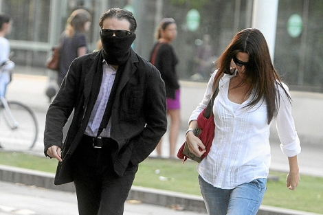 Javier Delgado y su novia Mara Garca llegan a los juzgados durante el juicio. | C. Mrquez
