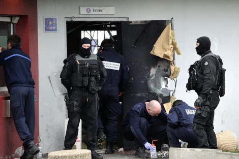 Policas franceses recogen pruebas tras la huda de Redoine Fad. | Afp
