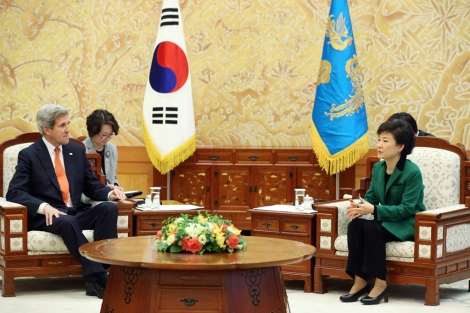 La presidenta surcoreana, Park Geun-Hye (dcha), conversa con el secretario de estado de EEUU, John Kerry, frente a frente en un despacho, en Sel. | Efe