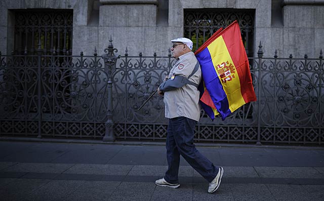 Un manifestante por la Repblica acude hoy a la marcha de Madrid. | Pedro Armestre / Afp