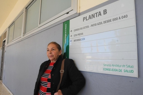 Una de las afectadas, Mara ngeles Pascual en una visita reciente al Hospital Clnico. | N. Alcal