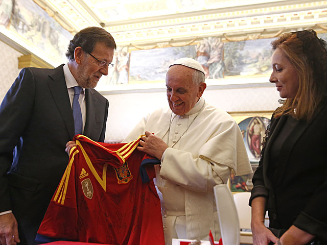 El Papa recibe la camiseta de la Seleccin de manos de Rajoy y su mujer. | Diego Crespo | Presidencia del Gobierno