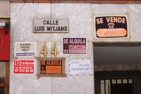Carteles ofreciendo viviendas y garajes en el barrio de Adelfas de Madrid. | J. F. L.