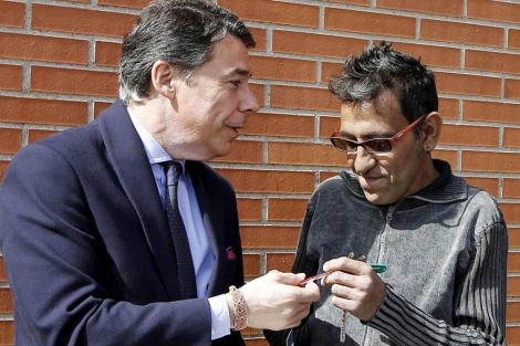 El presidente madrileo, Ignacio Gonzlez, entrega la llave al adjudicatario. | Efe