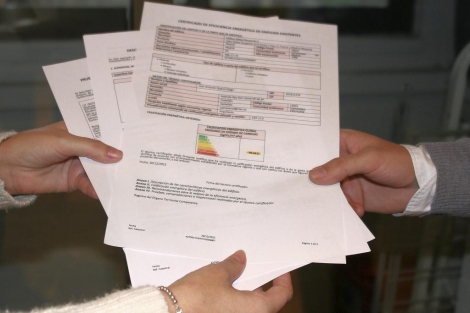 Simulación de la entrega de un certificado energético de una vivienda. | EL MUNDO