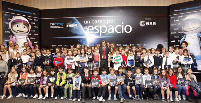 Pedro Duque con un centenar de niños durante la presentación del libro 'Un paseo por el espacio'. | ESA